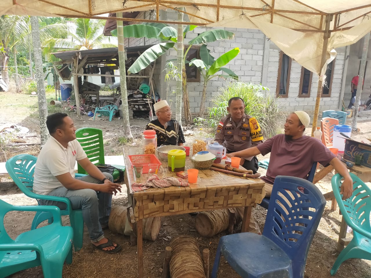 Bhabinkamtibmas Desa Kadur Laksanakan Kunjungan Door to Door Demi Suasana Kondusif Pasca Pilkada 2024