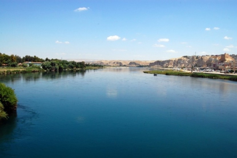 Gunung Emas dari Sungai Eufrat