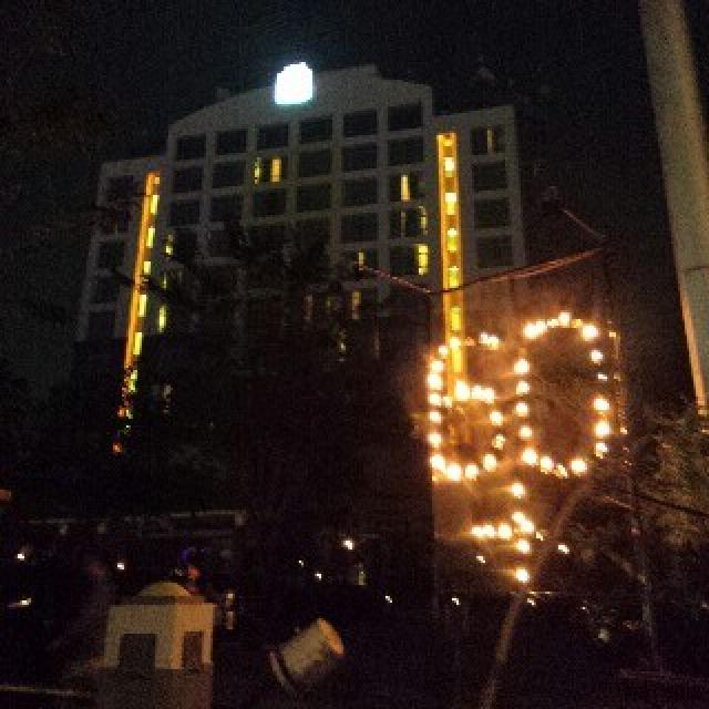 Misi 1 Jam Selamatkan Bumi, Hotel ibis Pekanbaru Gunakan Penerangan Alternatif Obor