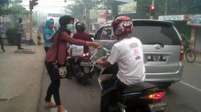Karang Taruna Desa Boncah Mahang Bagi-Bagi Masker