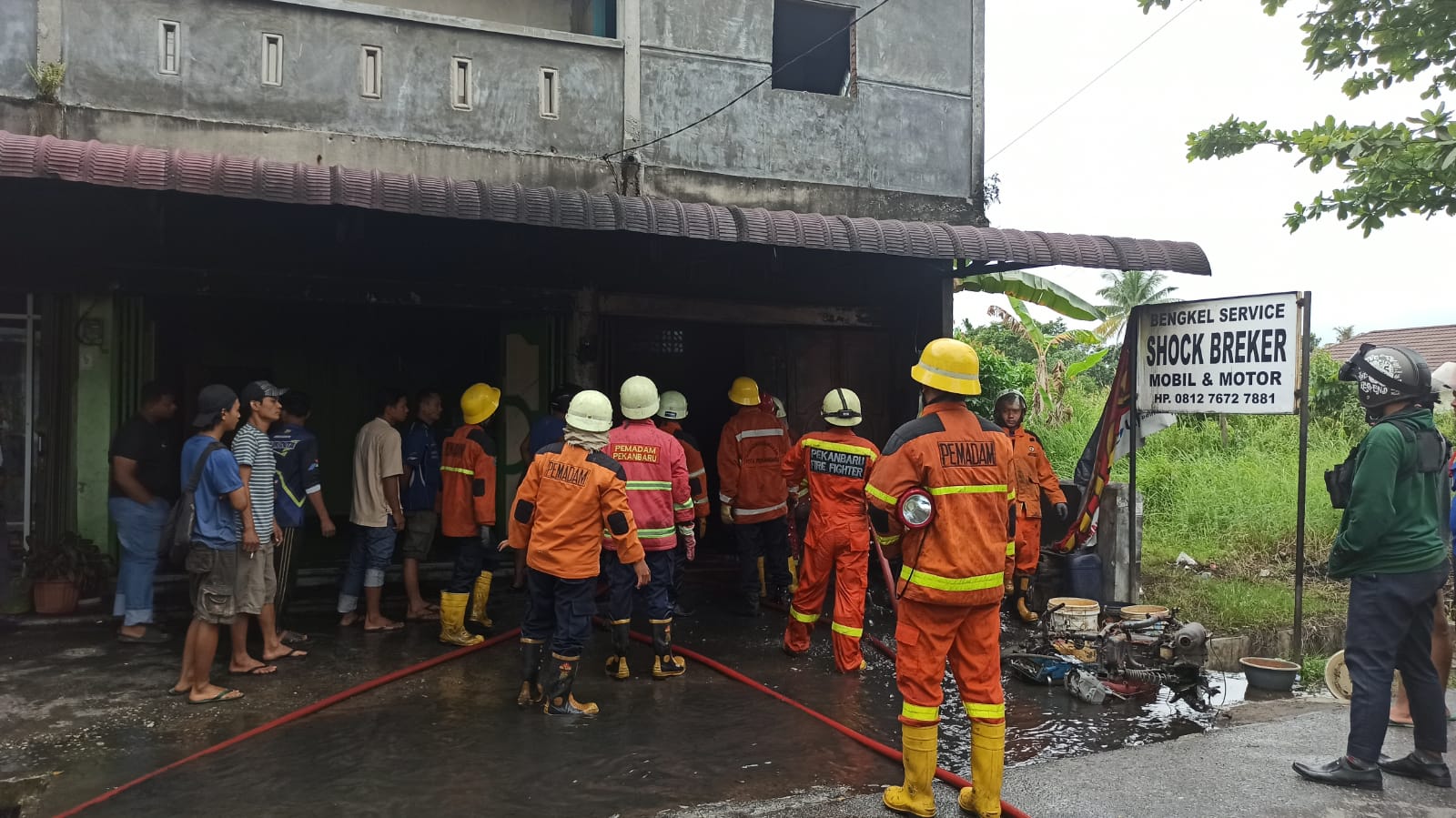 Sambar Bensin, Percikan Api Las Bakar Satu Mobil dan Motor