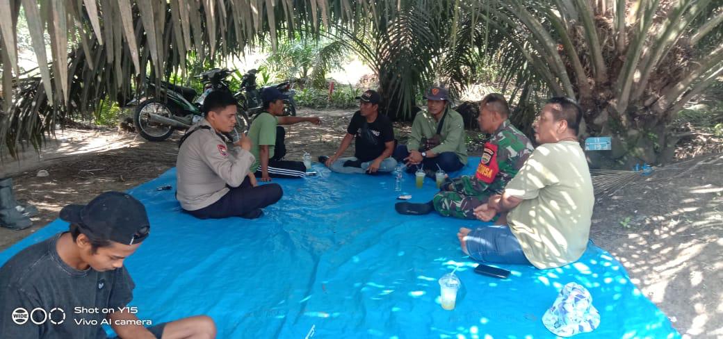 Sinergitas Polri dan TNI, Polsek Ukui Gencarkan Cooling System, Demi Pilkada Damai