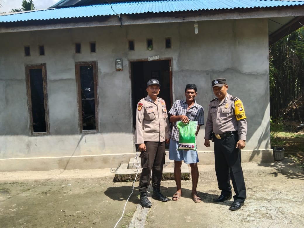 Polsek Rupat Berikan Bansos Kepada Warga Kelurahan Batupanjang
