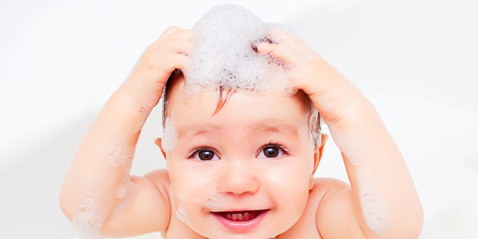 Ini Empat Manfaat yang Diperoleh Orang Dewasa ketika Keramas Menggunakan Sampo Bayi