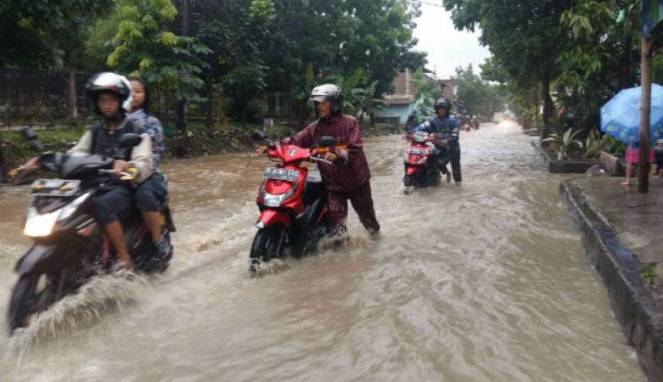 Ingat ! Jangan Pernah Lakukan Ini Jika Motor Mogok Terobos Banjir