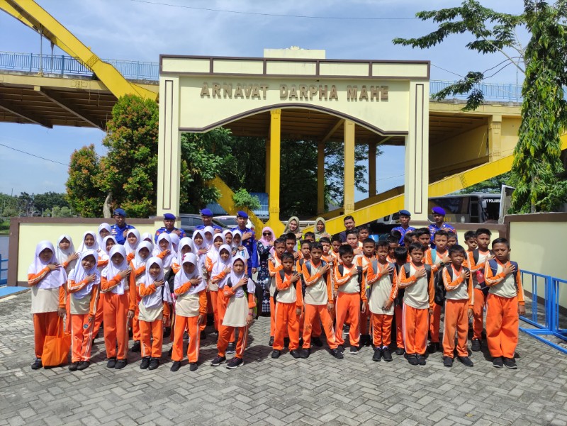 Ditpolairud Polda Riau Sosialisasikan Tugas Polisi kepada Siswa SDN 90 Pekanbaru