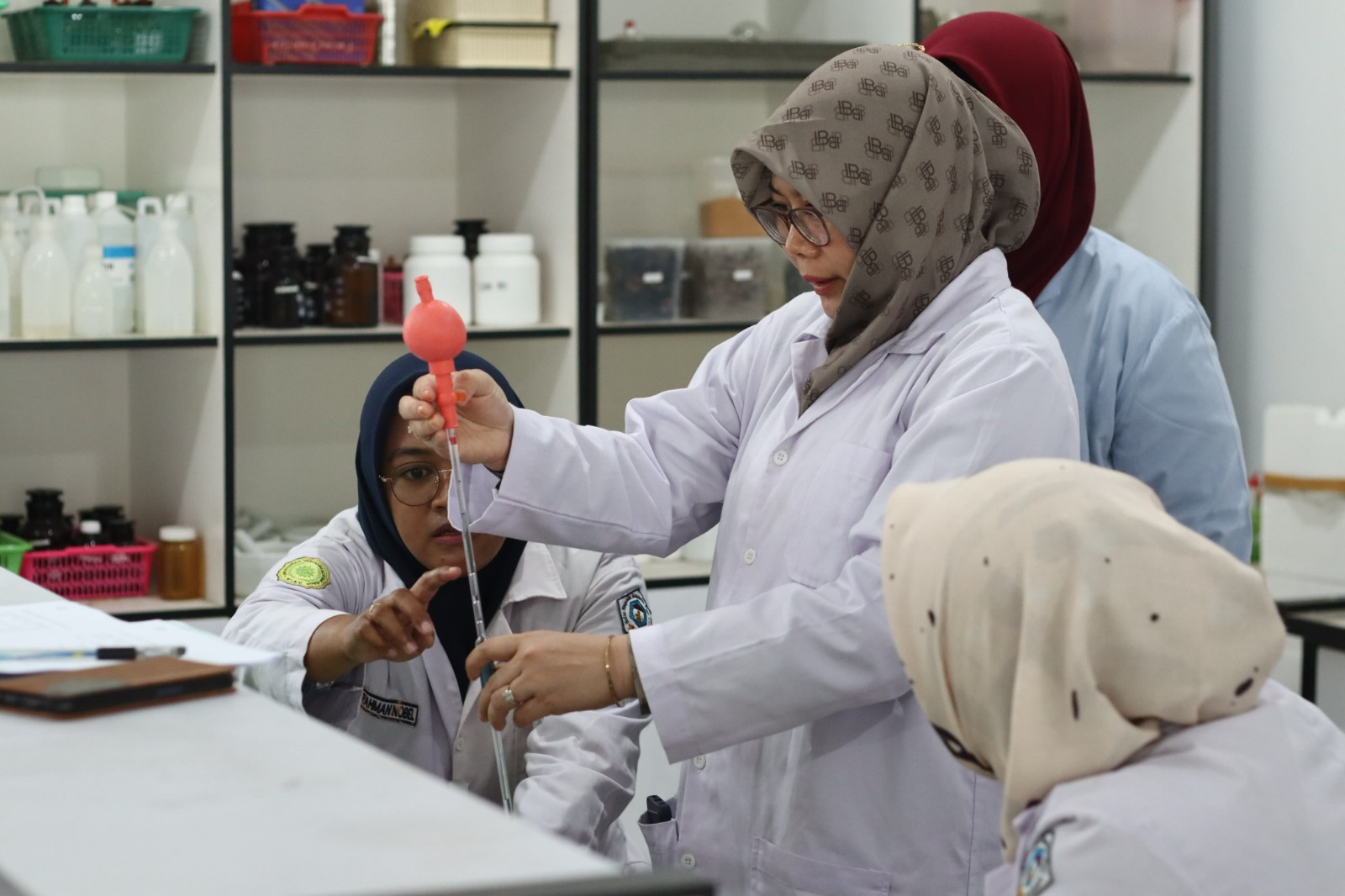 PHR dan UMRI Gelar Pelatihan Praktikum Kimia untuk Guru, Tingkatkan Keterampilan Mengajar di Laboratorium