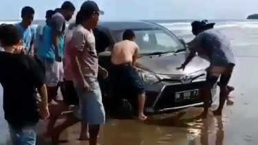 Jangan Pernah Parkir Mobil di Pantai, Begini Jadinya