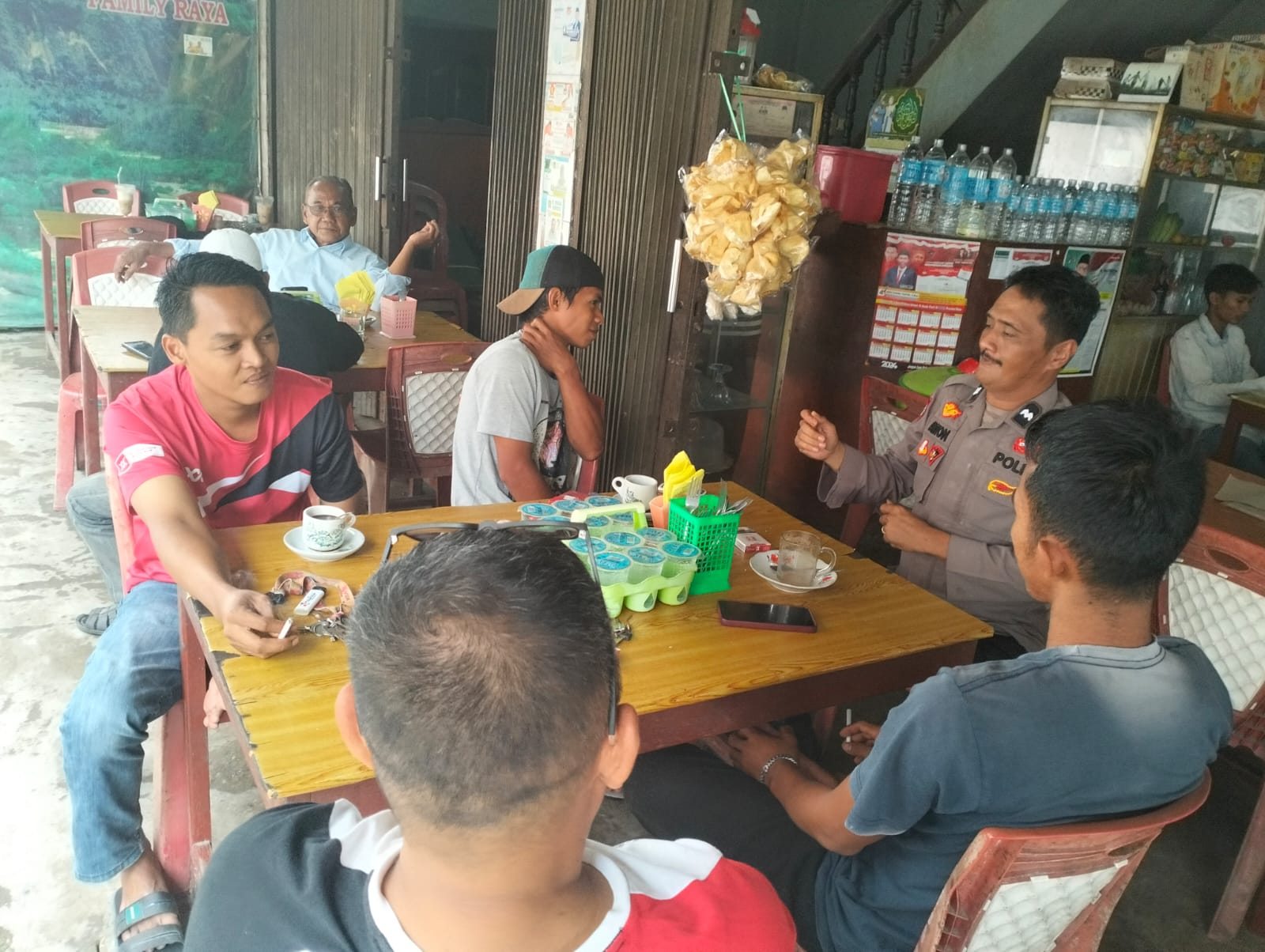 Kanit Binmas Polsek Reteh Tingkatkan Cooling System di Warung Kopi