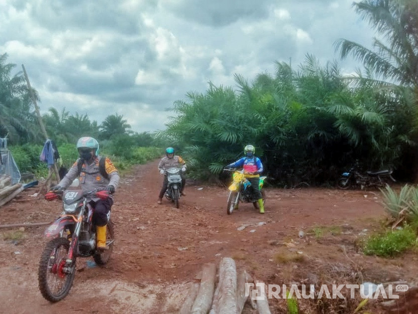 Kapolsek TPTM Patroli Antisipasi Karhutla di Daerah Pelosok Bergambut, Sampaikan Pesan Pilkada Damai 2024