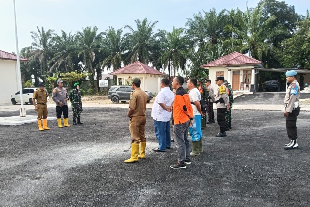 Cegah Karhutla, Polsek TPTM dan TNI Gelar Apel Siaga dan Sambang Warga di Rokan Hilir