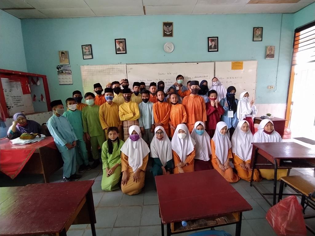 TIM PENGABDIAN KUKERTA BALEK KAMPUNG UNRI MELAKUKAN EDUKASI NEW NORMAL dan PELATIHAN PEMBUATAN HAND SANITIZER ALAMI di SMPN 9 PEKANABARU
