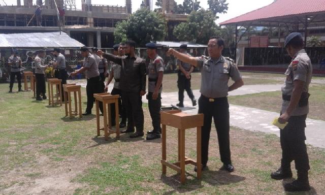 Polresta Pekanbaru Gelar Latihan Menembak Bagi Pengawal Calon Walikota dan Komisioner KPU