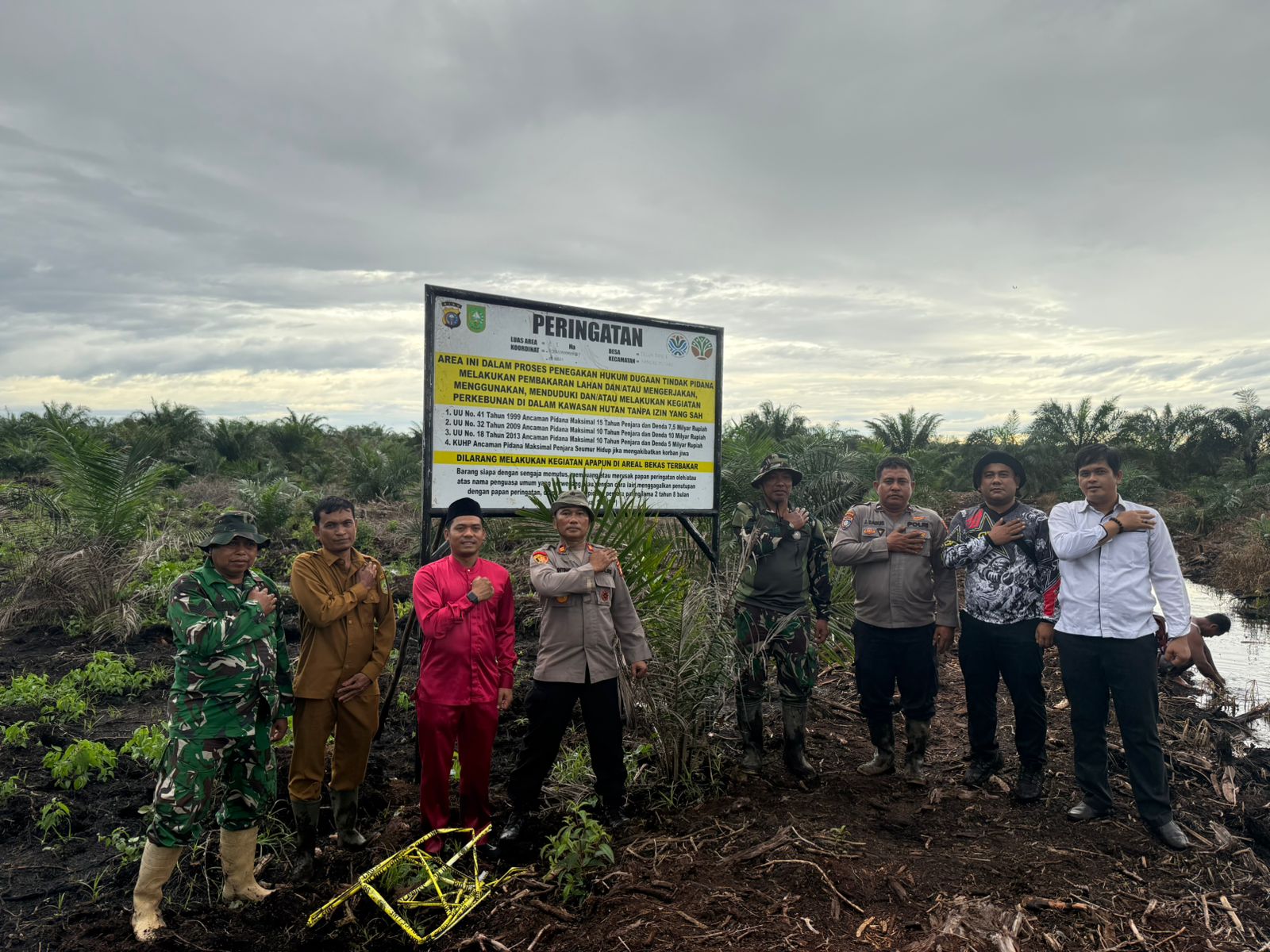 Ditengah Hujan Deras, Polsek Bangko Pusako Pasang Plang di Lahan Terdampak Karhutla