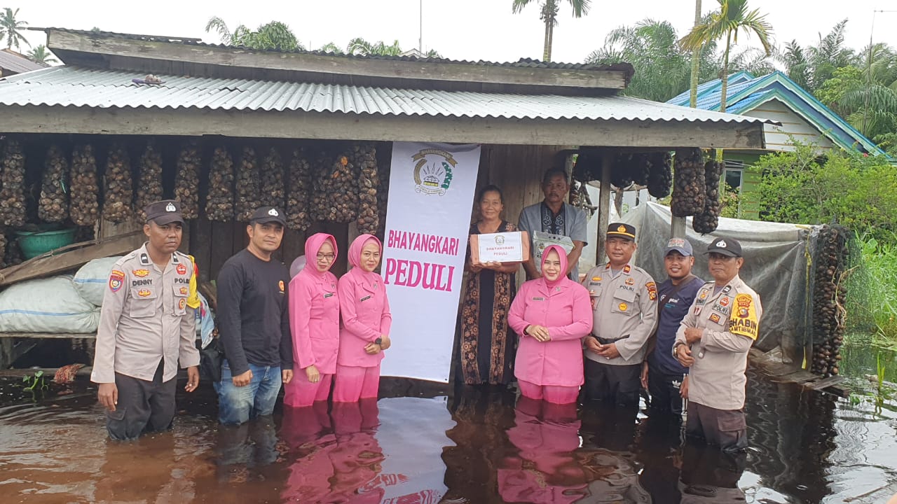 Bhayangkari Peduli, Bagikan Sembako di Desa Lahang Inhil Terdampak Banjir dan Ciptakan Pemilu Damai