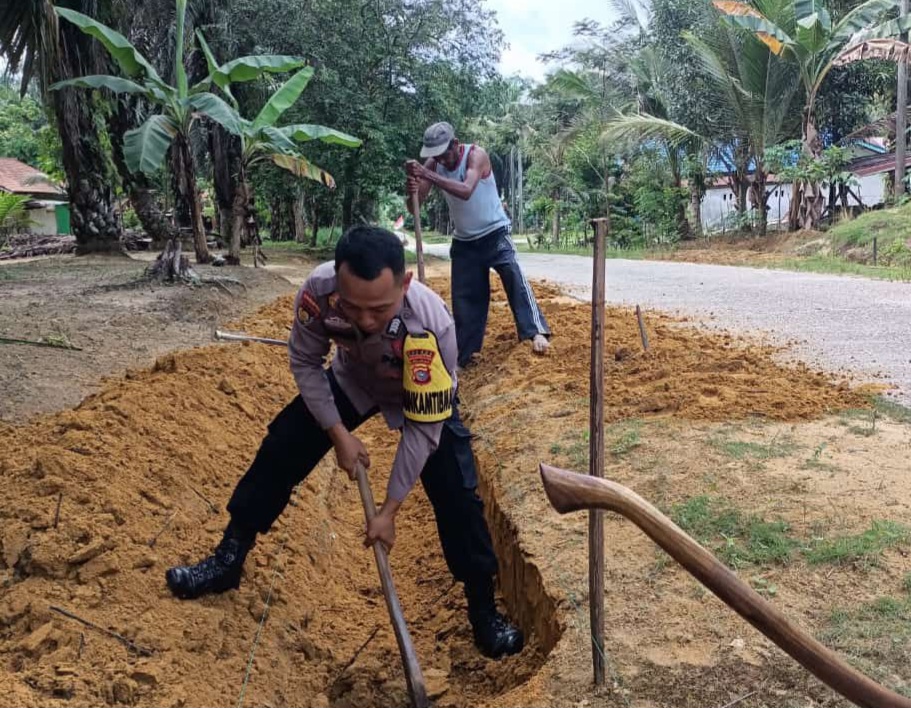 Bantu Warga Gotong Royong, Bhabinkamtibmas Sampaikan Pilkada Damai