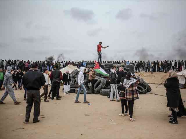 Siapkan Demo Besar, Warga Palestina Kumpulkan Ban Bekas dan Cermin