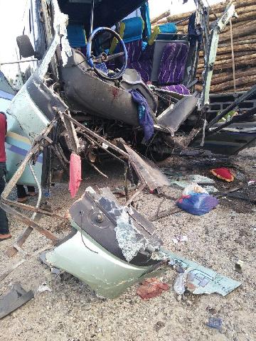 Bus Intra dan Truk di Rohil Tabrakan, Empat orang Tewas