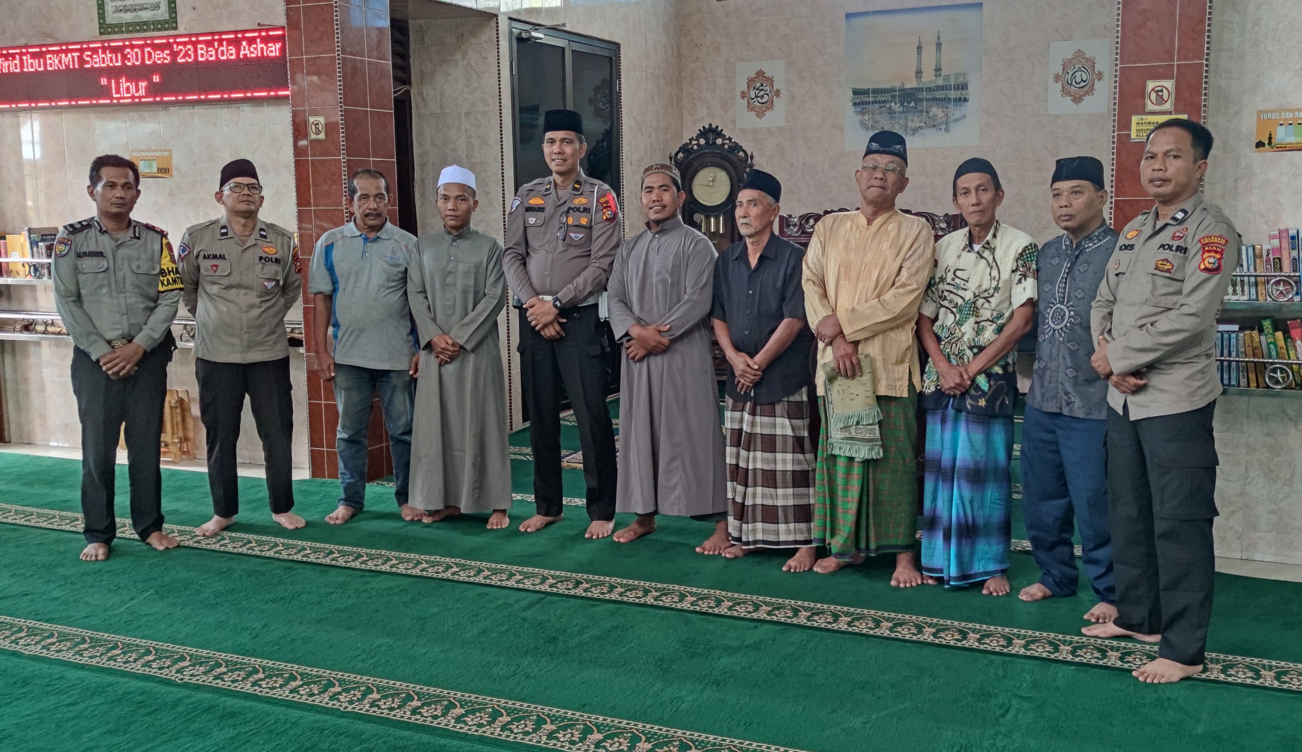 Iptu Muharis Subuh Berjamaah dan Sosialisasikan Pemilu Damai