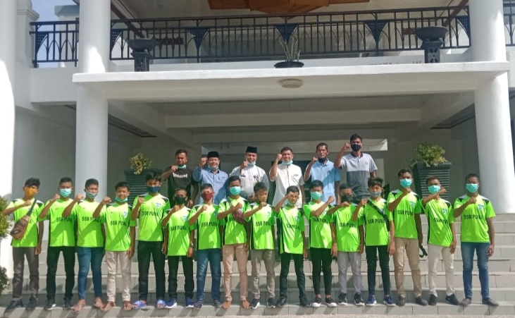 Asisten III Pemkab Siak Lepas Tim SSB PUMA Ikuti Turnamen BLiPSI U-14 di Cirebon