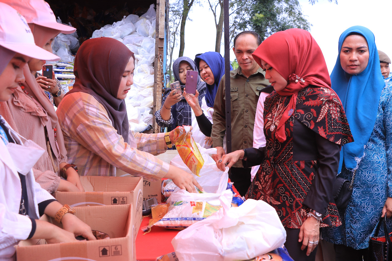 Distankan Salurkan 48 Coolbox dari KKP ke 24 Pedagang Ikan Dalam Bazar Pasar Murah