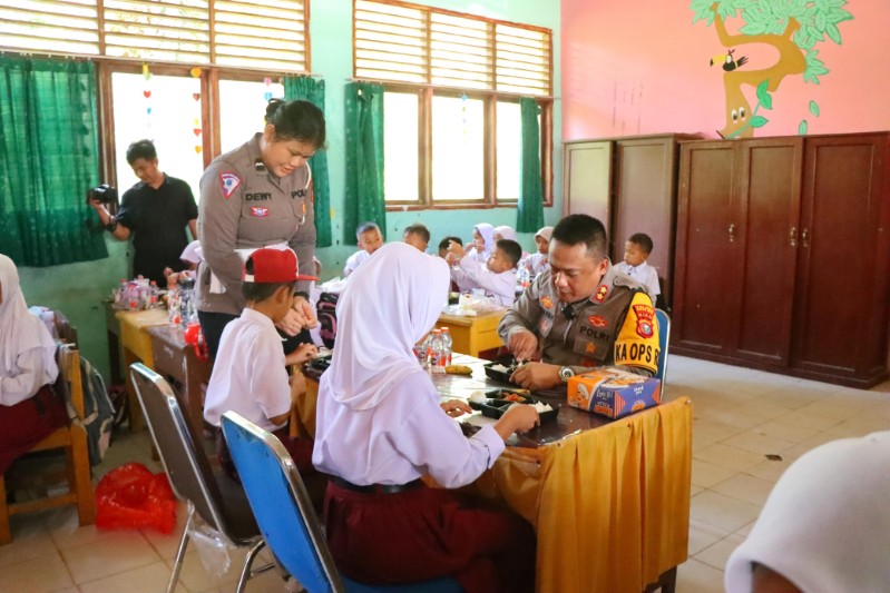 Dukung Asta Cita Presiden, Kapolres Rokan Hilir Gelar Makan Bergizi Bersama Pelajar SDN 02 Ujung Tanjung