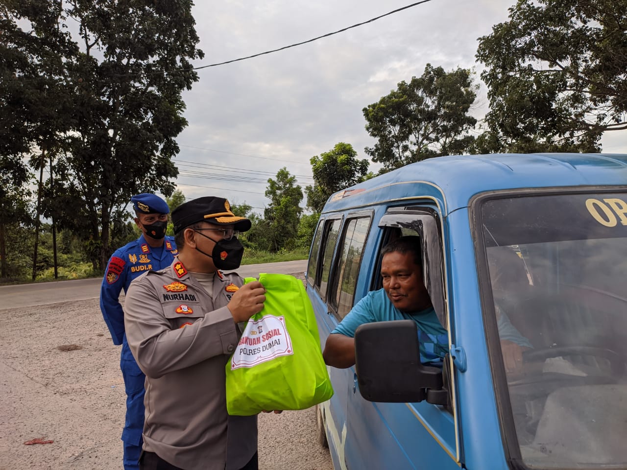 Peduli Masyarakat Terdampak Kenaikan BBM, Polres Dumai Sebar 400 Paket Sembako