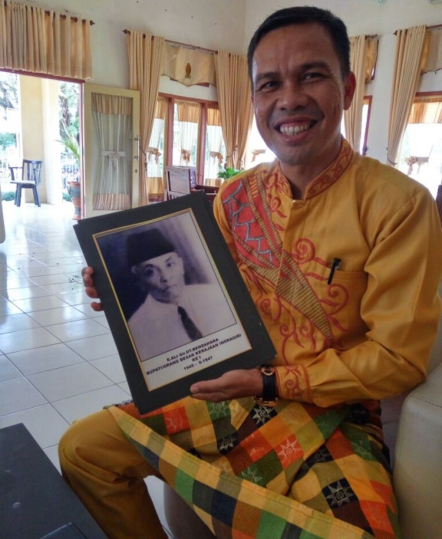 Buru Arsip Daerah, Dipersip Kuansing Dapati Foto Bupati Sejak Mulai Tergabung di Inhu