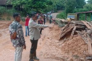 BPBD Riau Tinjau dan Bantu Keluarga Korban Rumah Longsor di Tenayan Raya