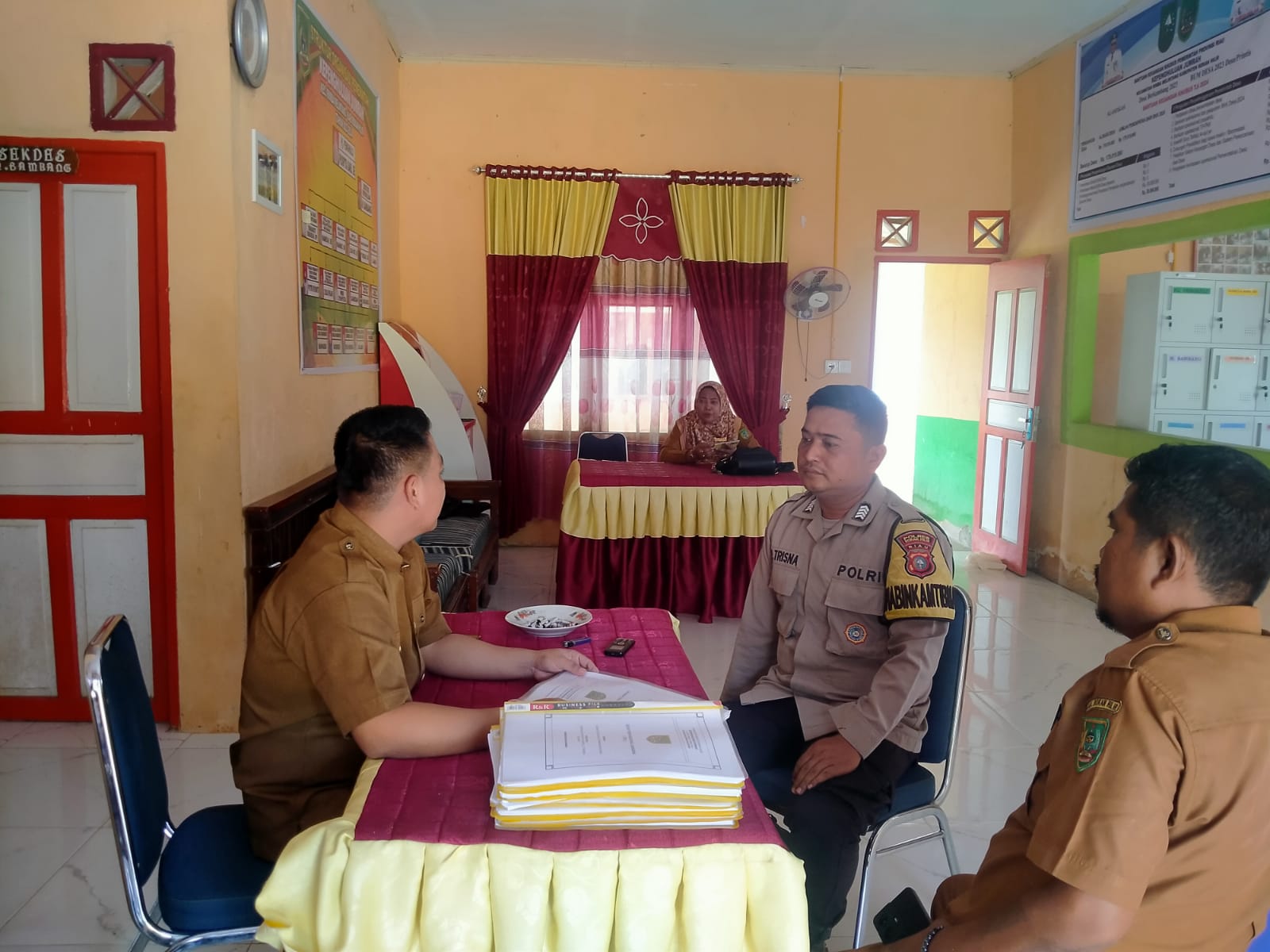 Bhabinkamtibmas Jumrah, Tegaskan Netralitas Aparatur Jelang Pencoblosan Pilkada Rokan Hilir 2024