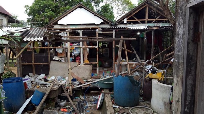 Rumah Seorang Guru di Sumenep Hancur Terkena Ledakan