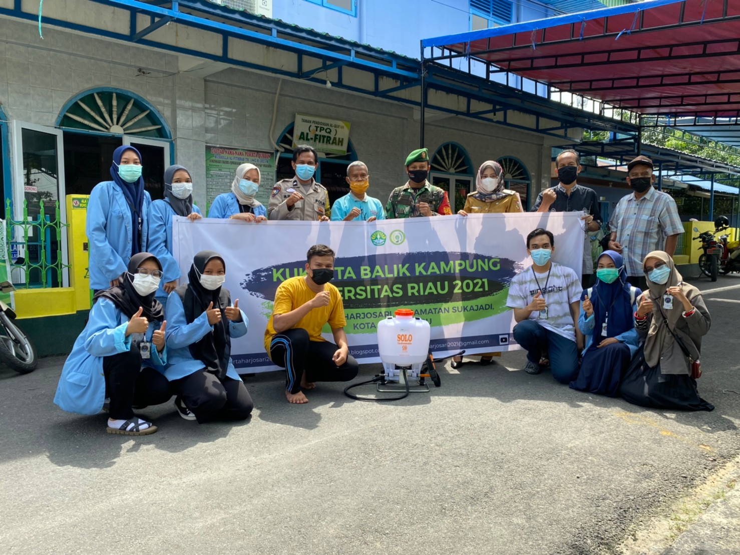 Cegah Penyebaran Covid-19, Tim Kukerta Harjosari Lakukan Penyemprotan Disinfektan 