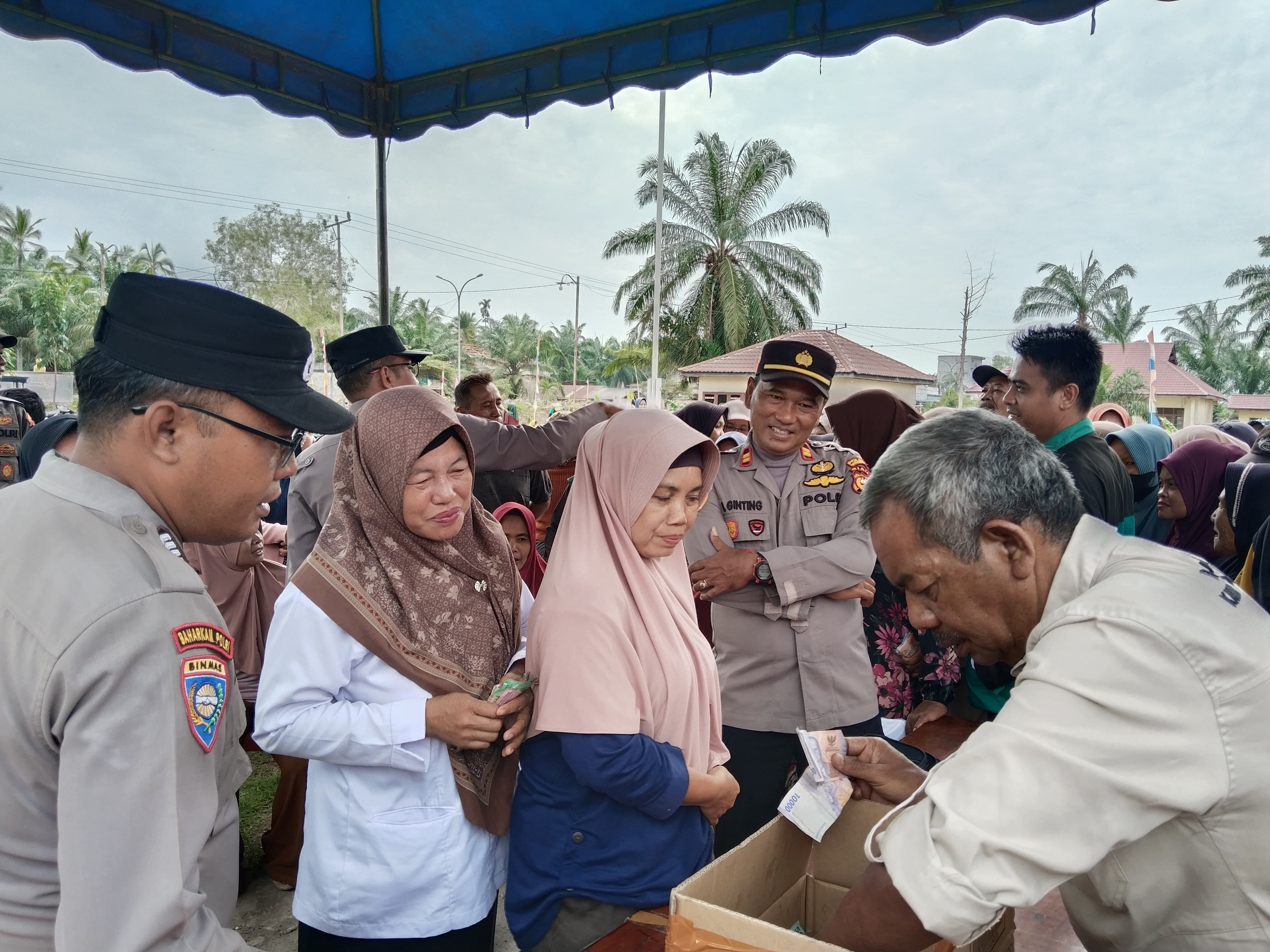 Polsek Bangko Pusako Gelar Gerakan Pangan Murah, Warga Senang Dapat Sembako Terjangkau