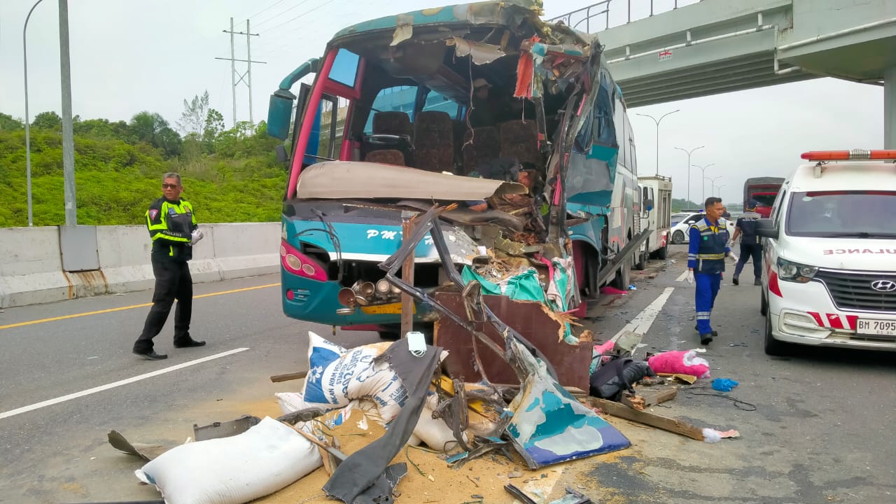 Bus Tabrak Truk di Tol Pekanbaru-Dumai, Satu Orang Tewas, Sopir Kabur