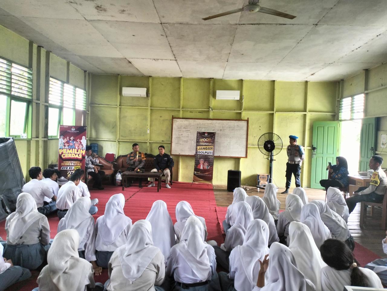 Polisi Sosialisasi Pemilihan kepada Pemilih Pemula di SMAN 1 Teluk Meranti