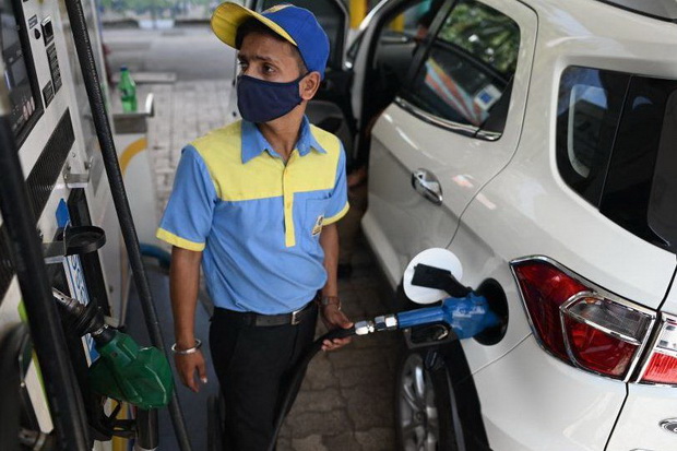 India Rela Pangkas Pajak Agar Harga BBM Terjangkau