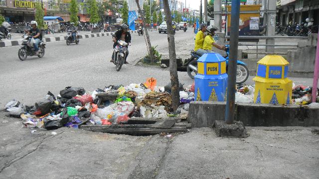 Warga Pekanbaru Kritisi Sampah Disepanjang jalan