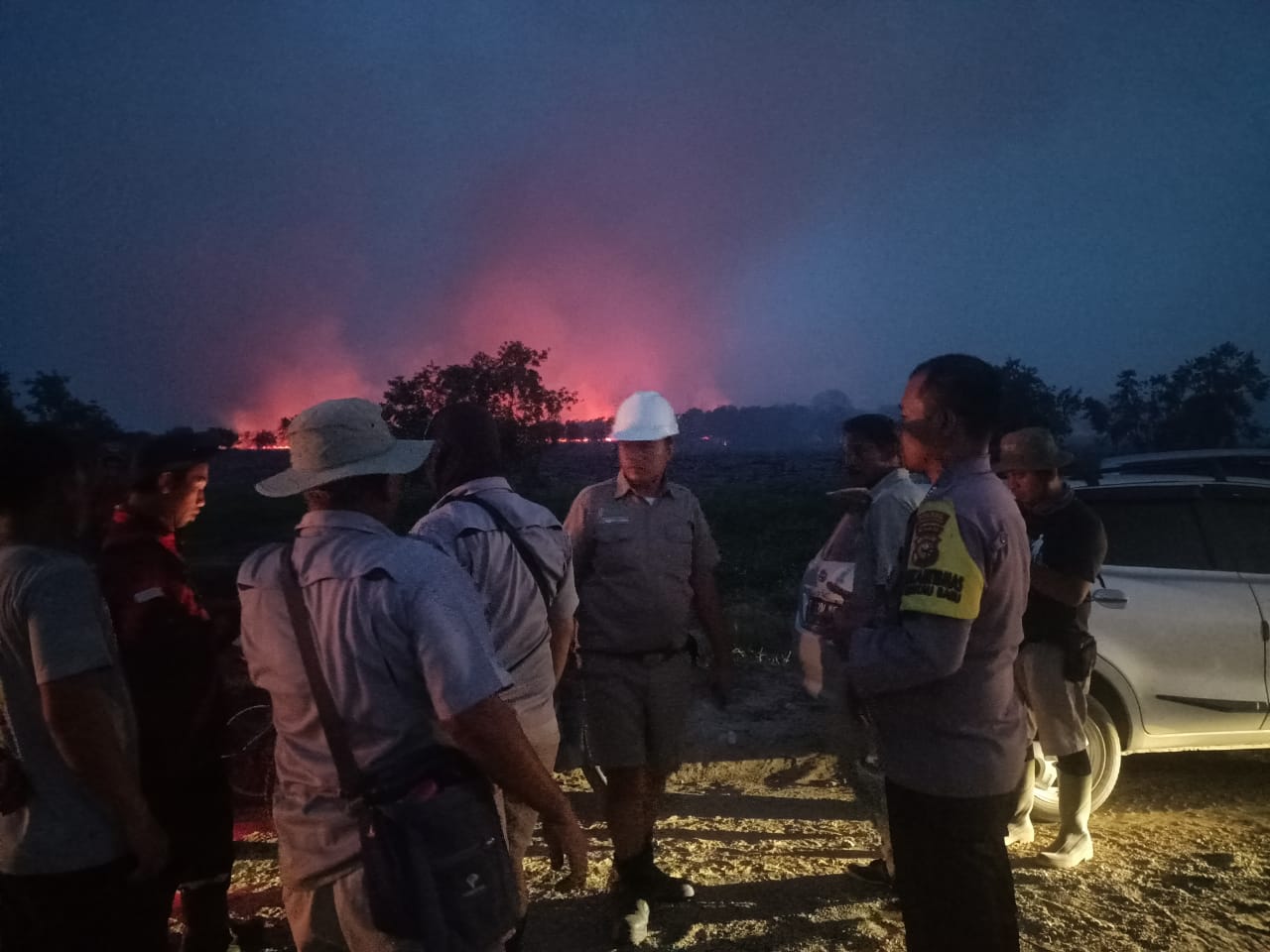 Langit Merah saat 5 Hektare Lahan di Koridor PT RAPP Terbakar