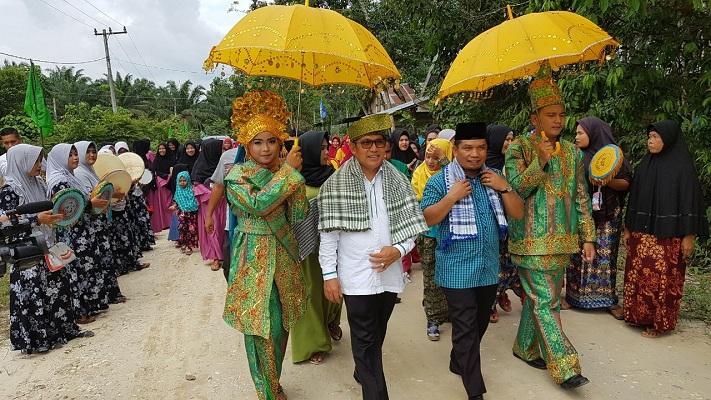 Terima Secarik Kertas Dari Ibu-ibu Sungai Langsat Rusli Tersenyum, Isinya  Begini...