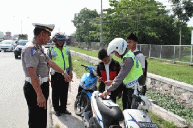 Pelanggar Lalu Lintas Tilang Ditempat