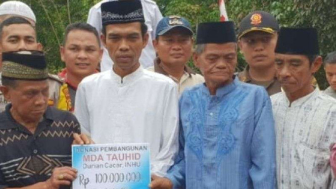 Luar Biasa, Ustaz Abdul Somad Dikirimi Rp100 Juta oleh Pemfitnah Topi Tauhid