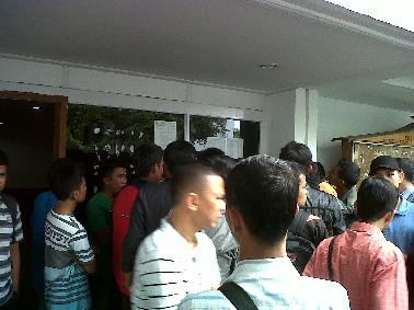 Antrian E-KTP Tampan Untungkan PKL