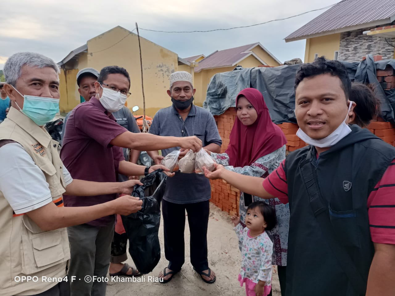 Sigap Tanggap Bencana, DPD PKS Pekanbaru Salurkan Nasi Bungkus dan Ta'jil Bagi Warga Sungai Sibam