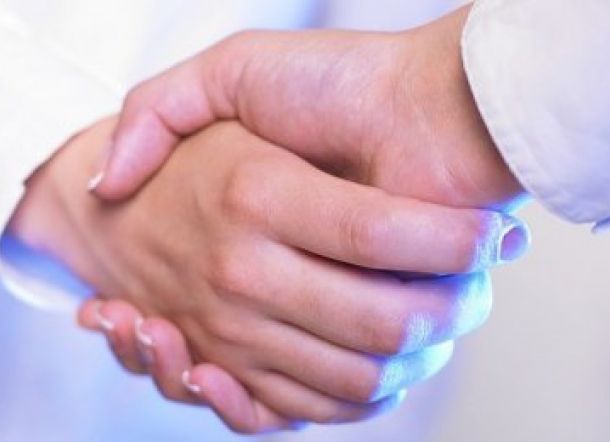 Kisah Rasulullah Mengajari Ali bin Abi Thalib Tata Cara Salam yang Benar