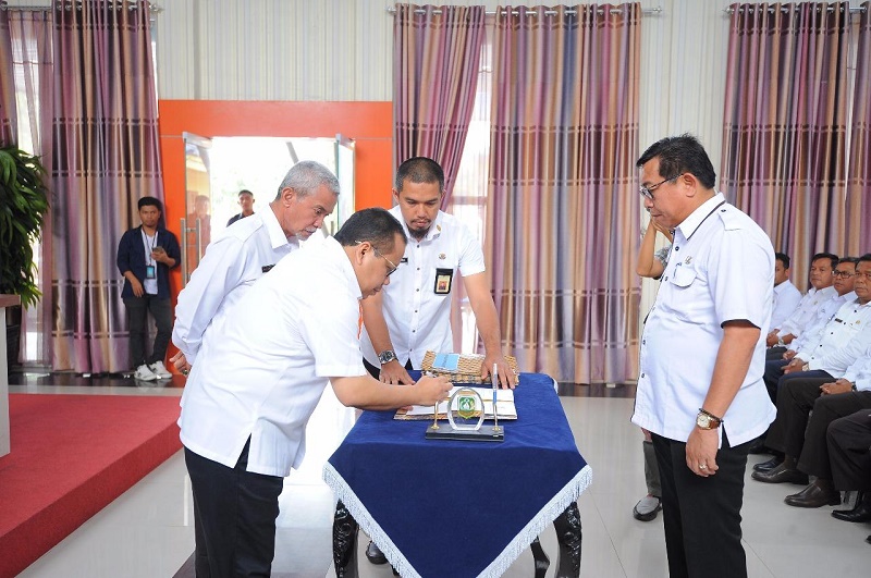 Mantap ! Bupati Kepulauan Meranti Serahkan DPA OPD, Mulai Besok Kegiatan Sudah Bisa Berjalan Normal