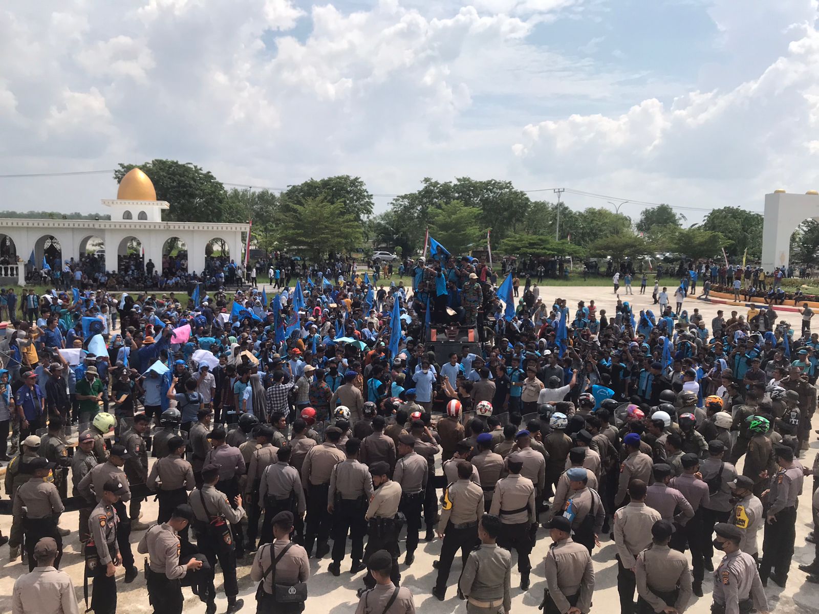 Diduga Terbitkan Surat Intervensi ke Perusahaan, Ribuan Buruh SPTI Geruduk Kantor Bupati Rohil