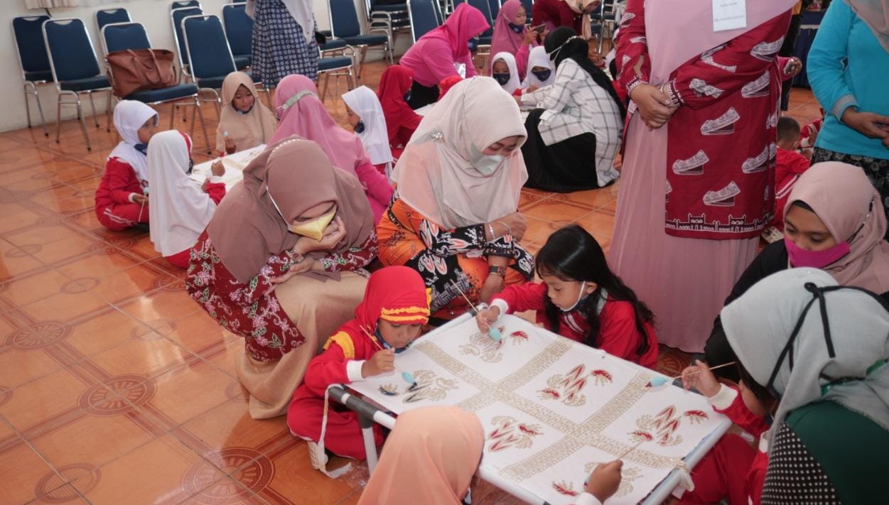 Rasidah Alfedri Dikunjungi 29 Anak TK Untuk Belajar Buat Batik Khas Siak