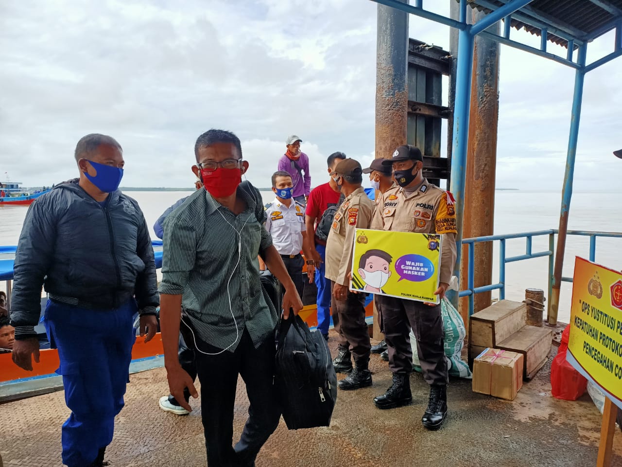 Personil Polsek Kuala Kampar tak Hentinya Himbau Warga Gunakan Masker
