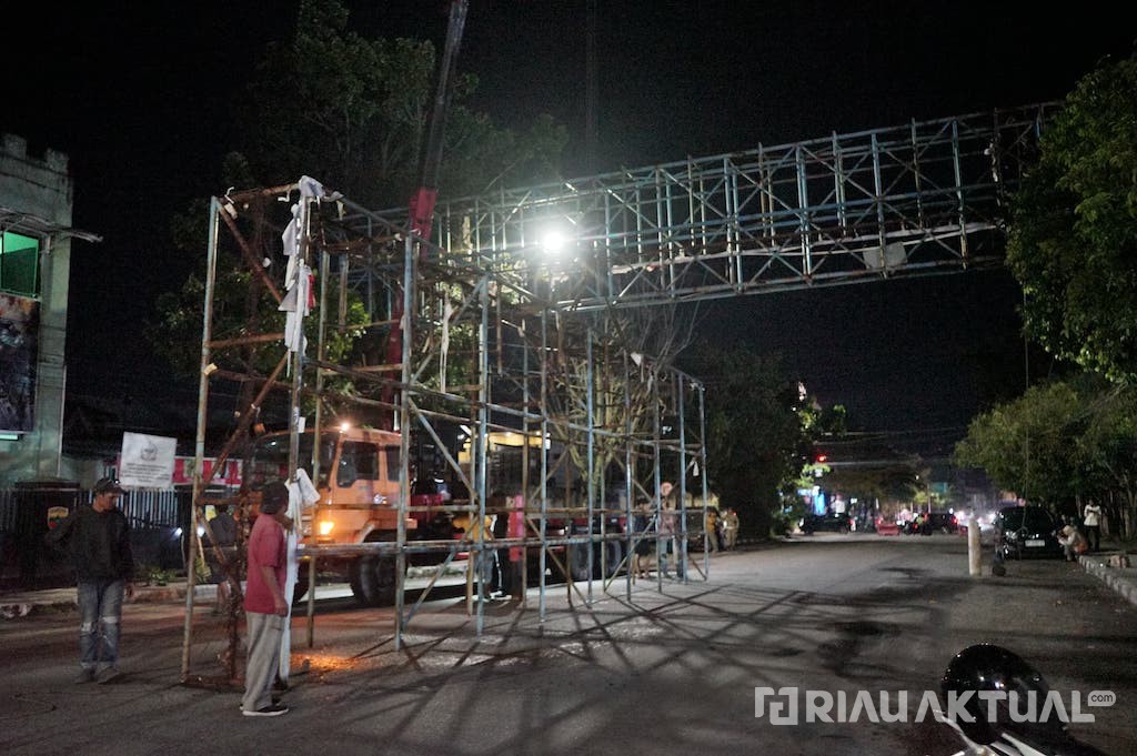 Penertiban Berlanjut, Pemko Pekanbaru Bongkar Bando Reklame Jalan Ahmad Yani