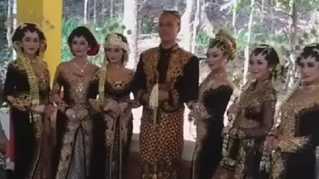 Pria Kaya Raya Nikahi 8 Wanita Sekaligus, Suara Warganet Terbelah